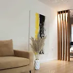 City Center Thebeeapartment, Myslym Shyri